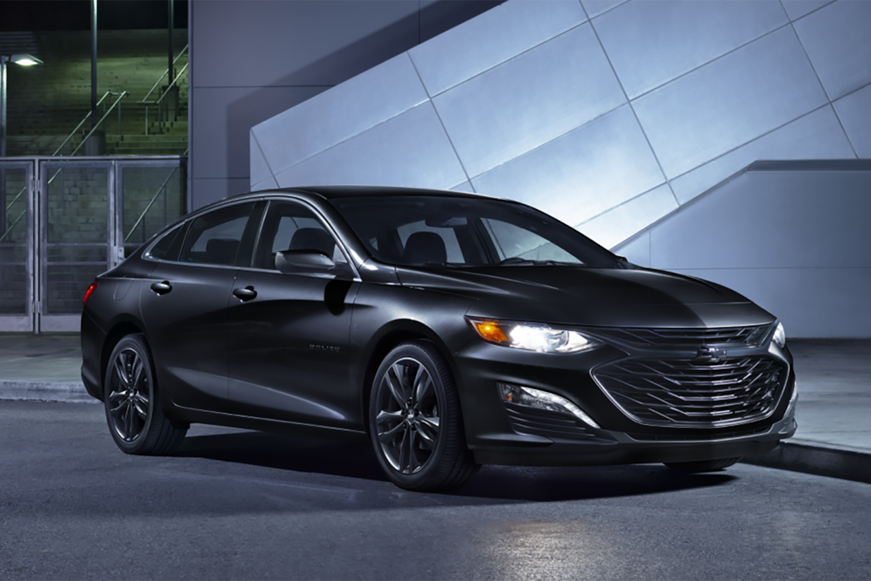 Chevrolet Malibu 2024 édition Minuit stationnée dans une salle d’exposition tamisée.