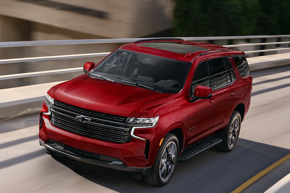 Le Chevrolet Tahoe 2024 qui avance à toute vitesse sur un viaduc.