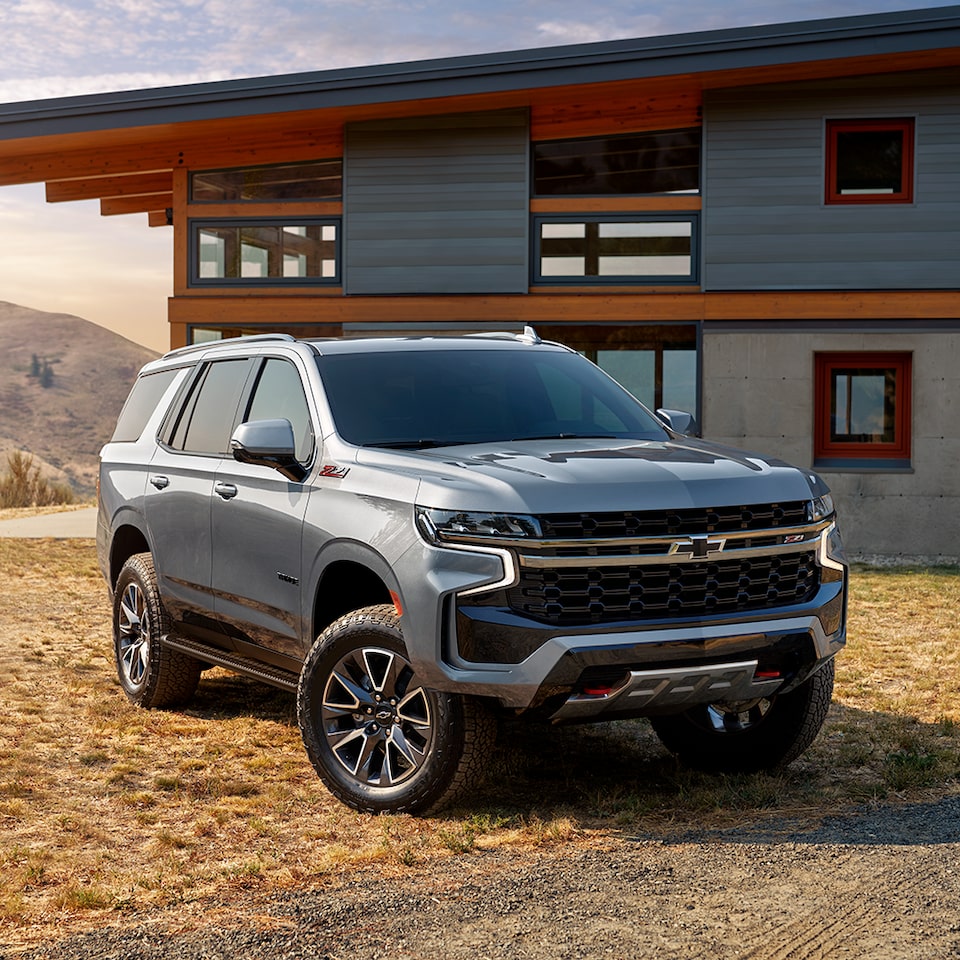 Le Chevrolet Tahoe 2024 stationné devant une maison moderne.