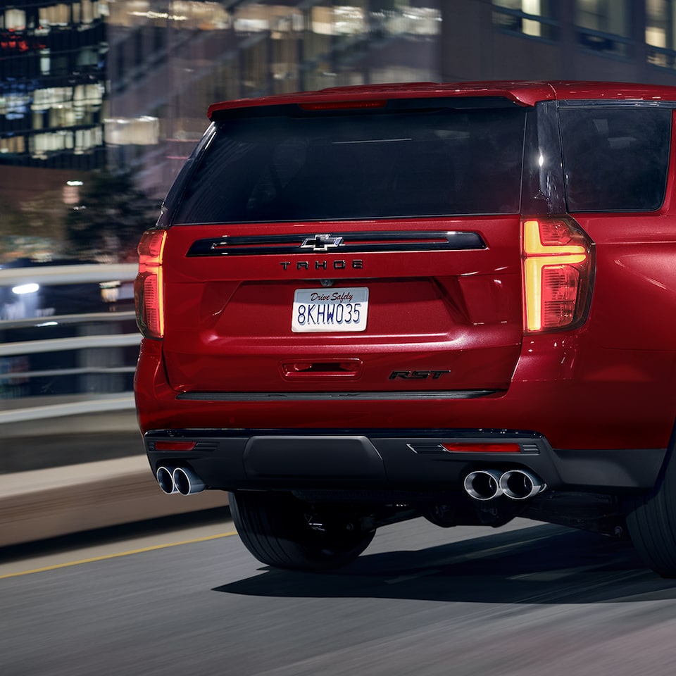 Vue arrière du Chevrolet Tahoe RST 2024 édition Performance.