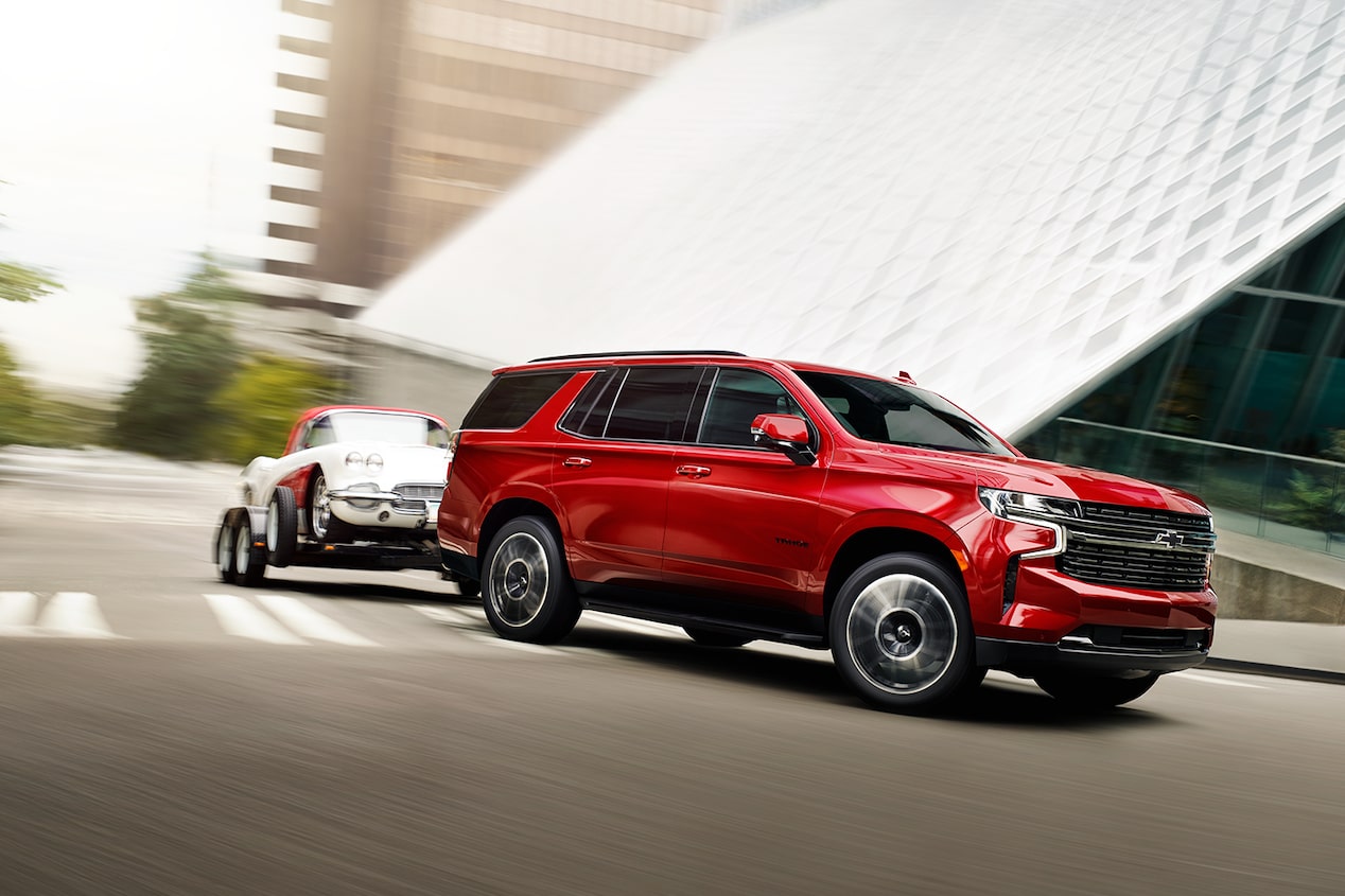 Le Chevrolet Tahoe 2024 qui effectue un virage tout en remorquant une autre voiture.