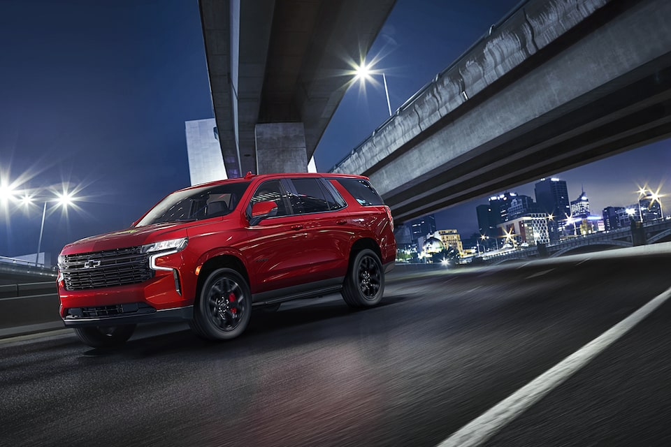 Le Chevrolet Tahoe RST 2024 édition Performance qui circule en ville la nuit.