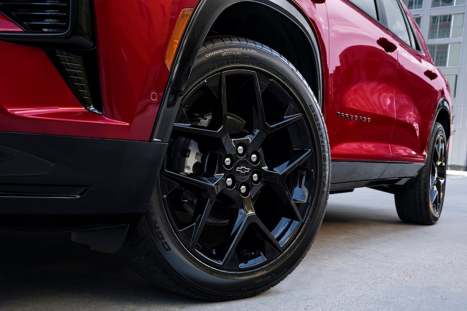 Close up view of the wheel rims of the 2024 Chevrolet Traverse.