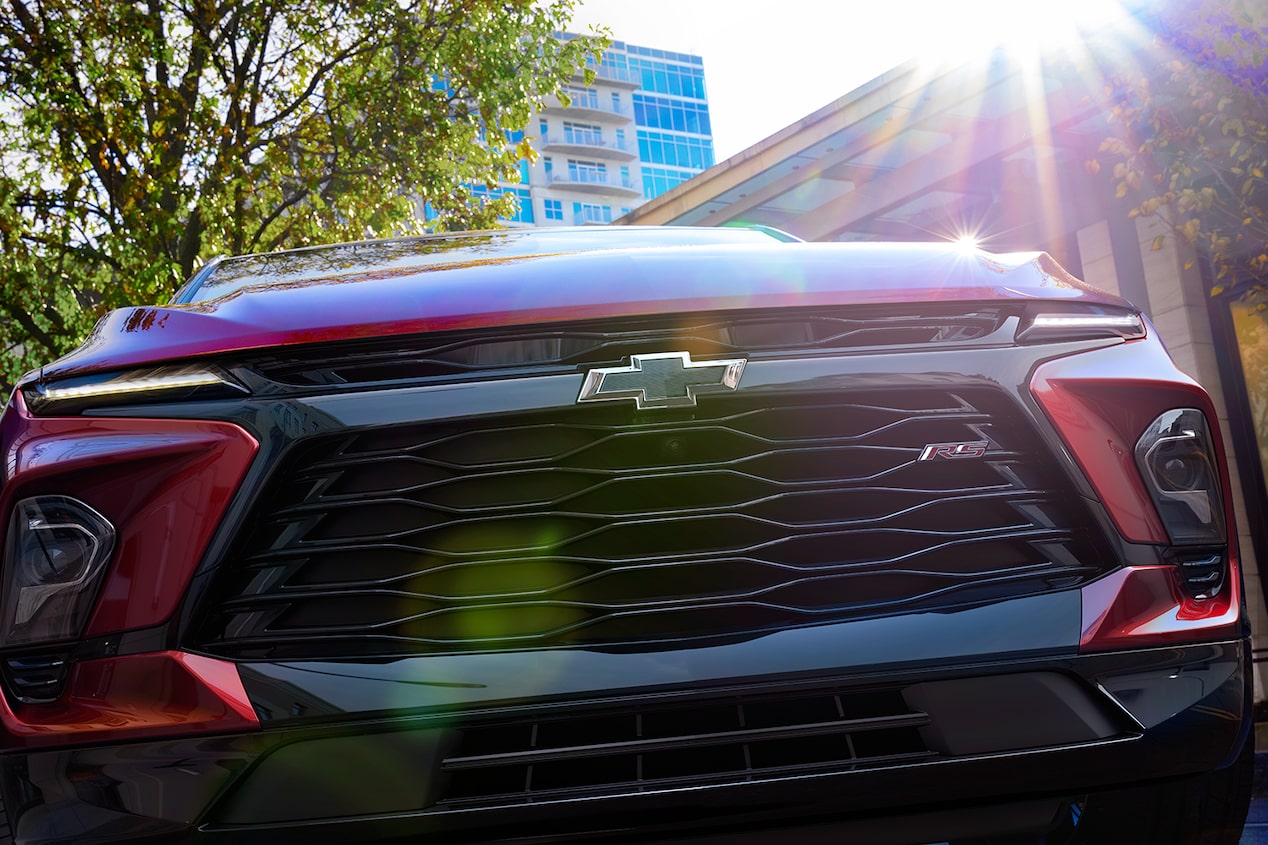 Vue rapprochée de l’emblème Chevrolet sur la calandre distinctive du Chevrolet Blazer 2025.