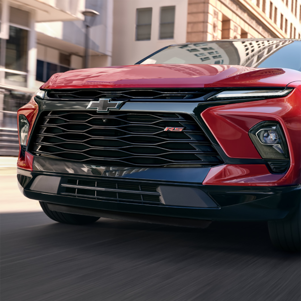 Vue rapprochée de la calandre d’un Chevrolet Blazer 2025 stationné à l’extérieur.