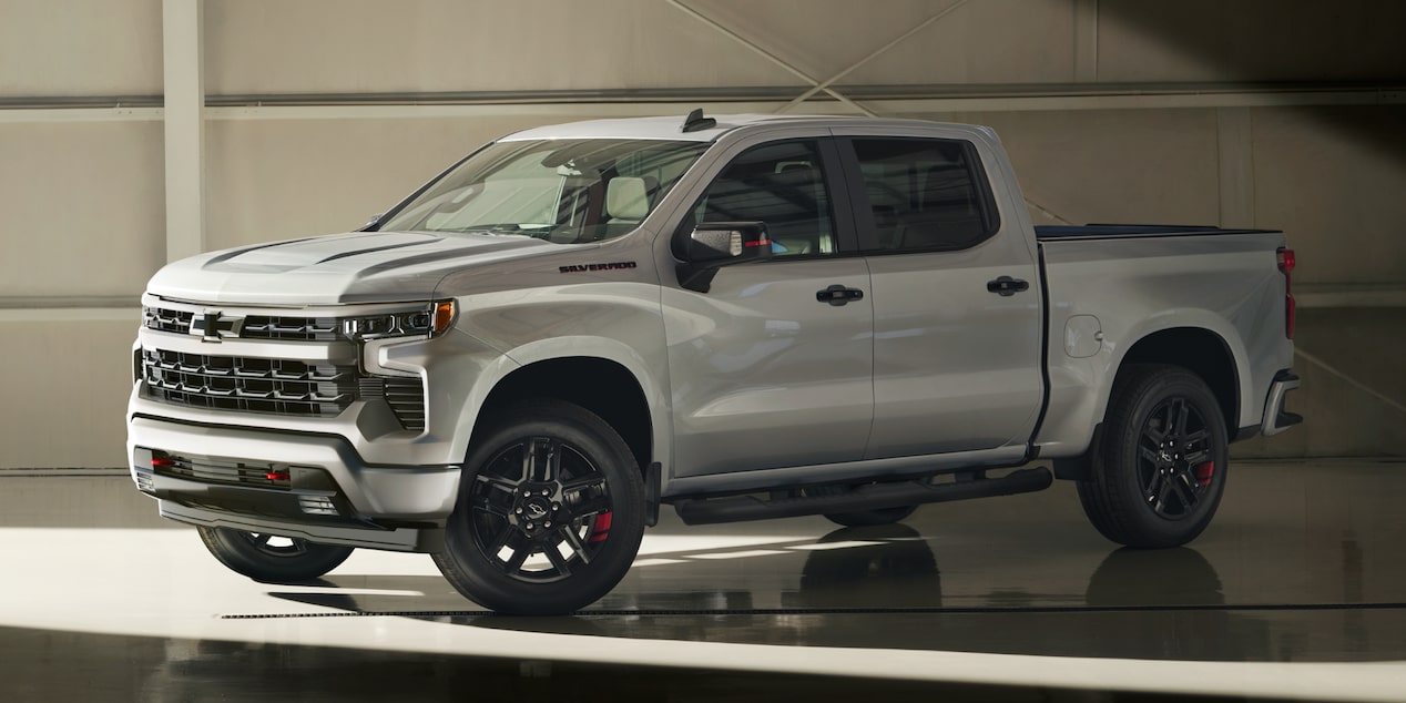 Vue latérale d’un Chevrolet Silverado LD 2025 stationné dans un garage.