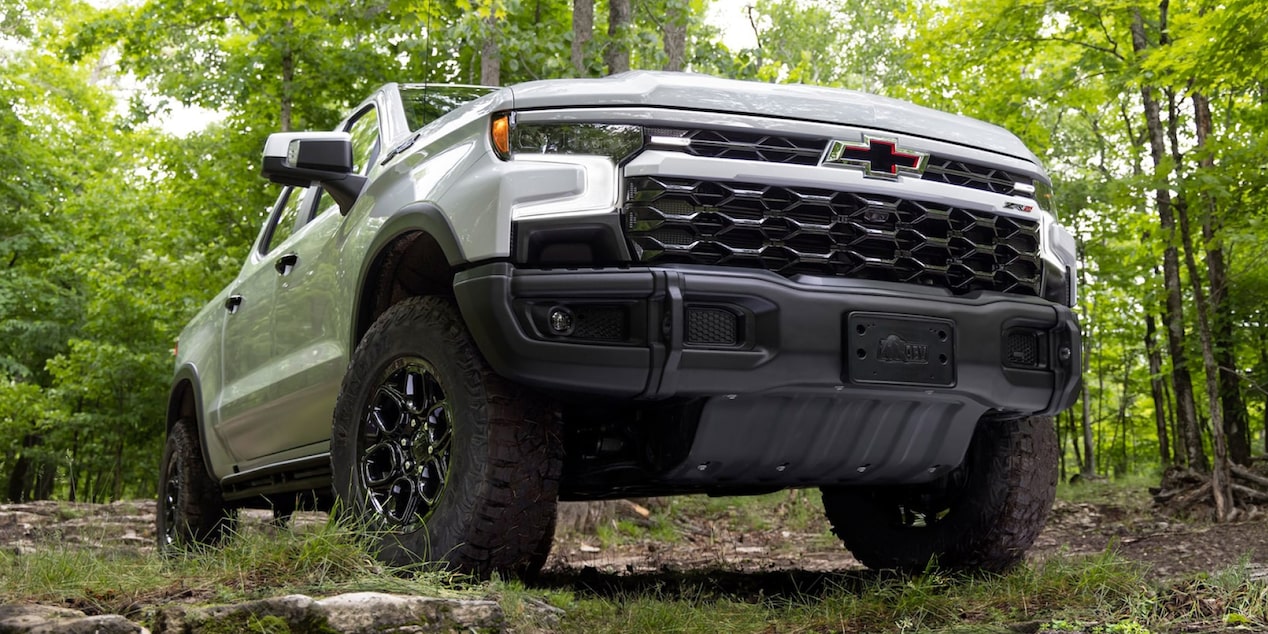 Contre-plongée de la calandre du Chevrolet Silverado LD 2025.