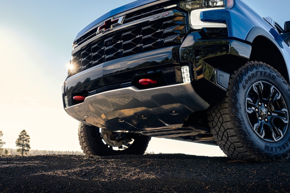 Vue rapprochée du pare-chocs avant du Chevrolet Silverado ZR2.