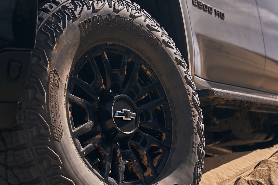 Vue rapprochée d’un pneu Goodyear Wrangler Territory MT du Silverado HD ZR2.