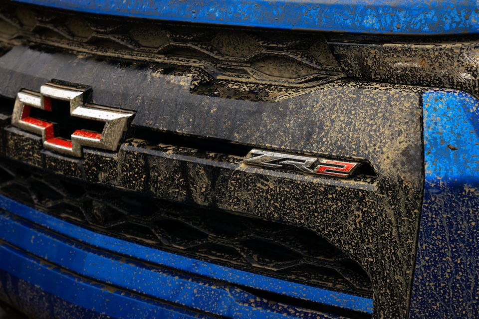 Vue rapprochée de la calandre et de l’emblème de la gamme Chevrolet ZR2.