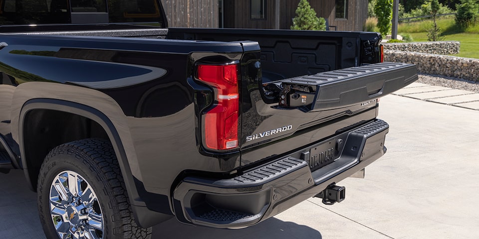 Un pick-up Chevrolet avec son hayon abaissé.