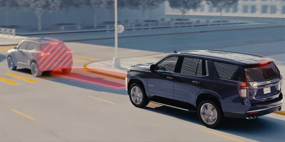 Alerte de prévention de collision et freinage d’urgence automatique du Chevrolet Tahoe 2024.