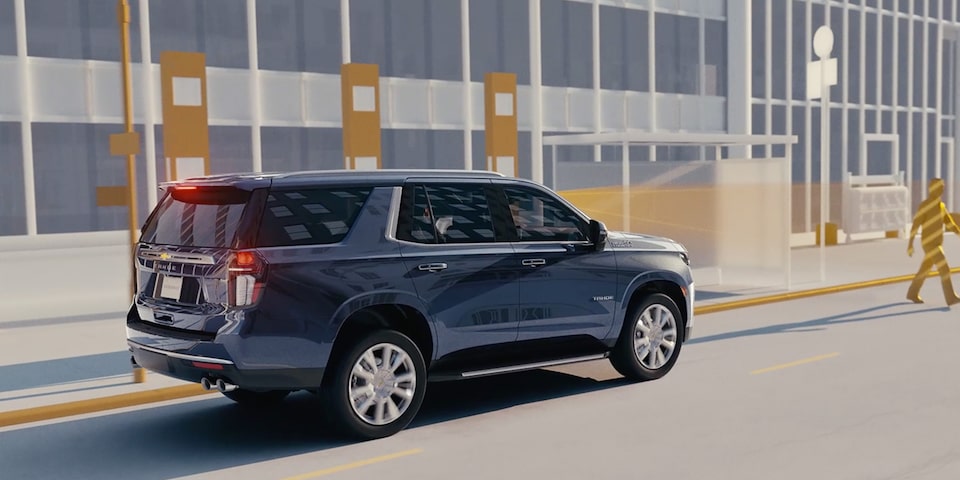 Freinage de détection des piétons à l’avant du Chevrolet Tahoe 2024.