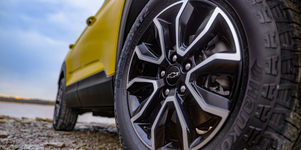 Close-up view of the high-gloss aluminum wheels of the 2024 Chevrolet Trailblazer.