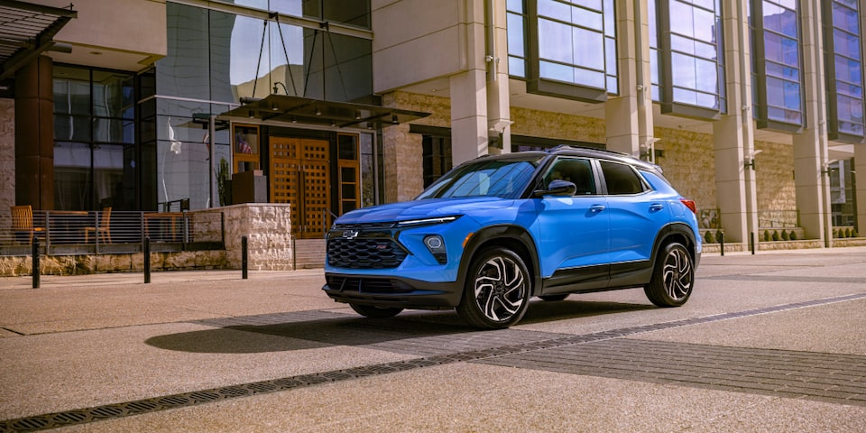 The 2024 Chevrolet Trailblazer parked beside a modern building.