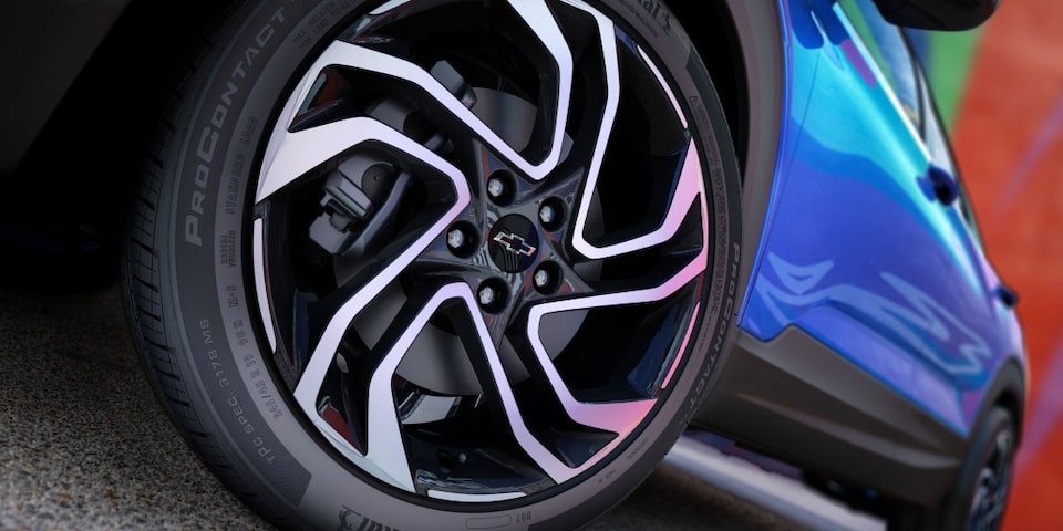 Close-up view of the sleek aluminum wheels of the 2024 Chevrolet Trailblazer.