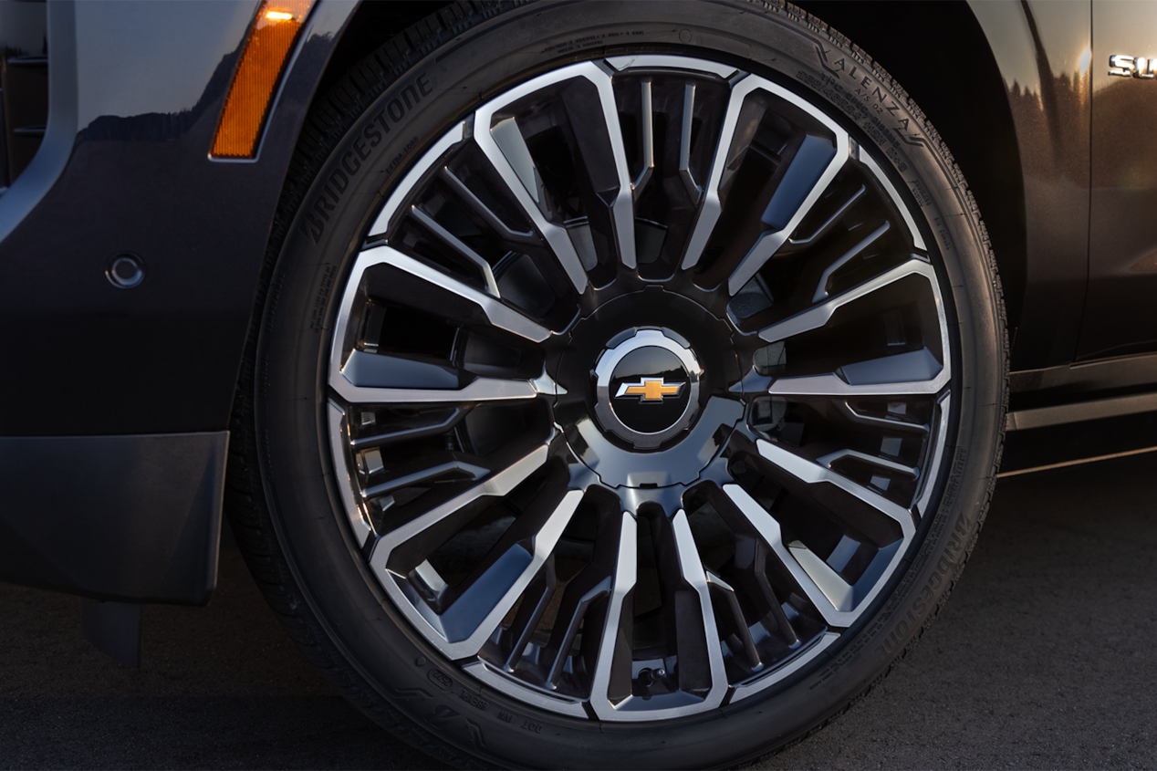 Vue rapprochée d’une roue en aluminium du VUS Chevrolet Tahoe 2025.