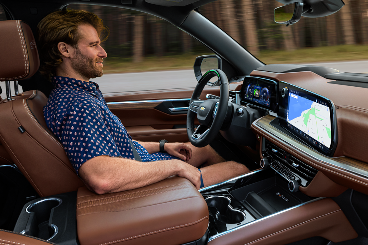 Une personne au volant du Chevrolet Tahoe 2025 utilise la technologie d’aide à la conduite Super Cruise offerte en option.