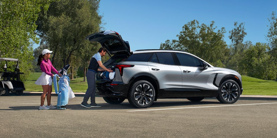 Blazer EV RS en Gris Sterling Métallisé avec caractéristiques livrables en option.