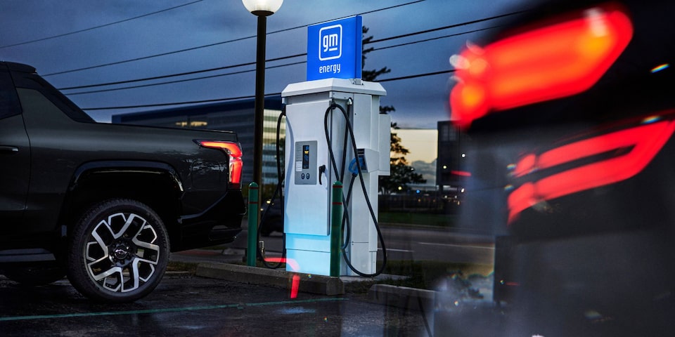 Chevrolet Silverado EV à une borne de recharge publique.