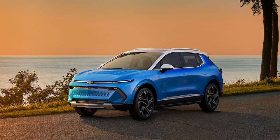 Chevrolet Blazer EV garée au bord du lac au coucher du soleil.