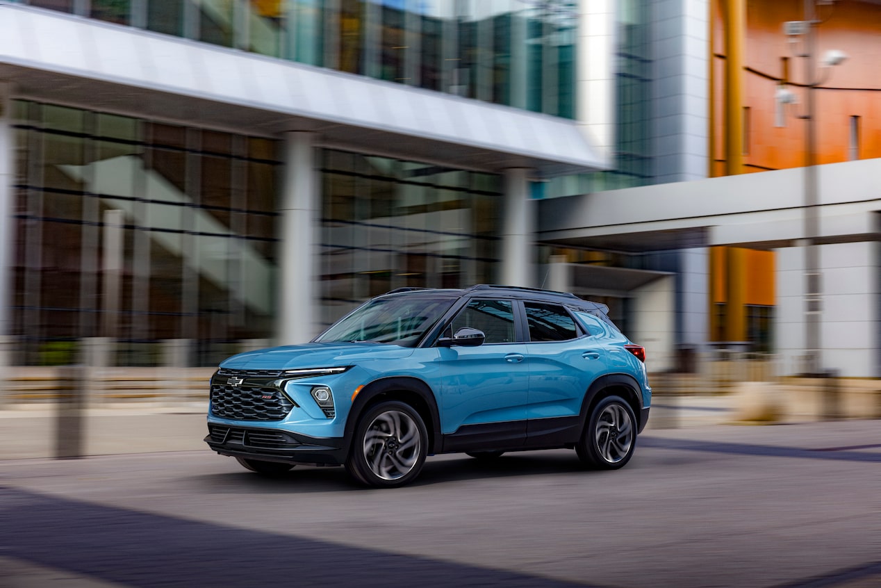 Side view of the 2025 Chevrolet Trailblazer driving alone in the city.