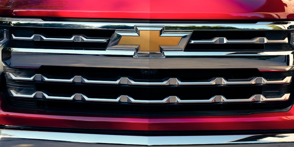 Vue rapprochée de l’emblème Chevrolet sur la calandre du Chevrolet Silverado LD 2025.