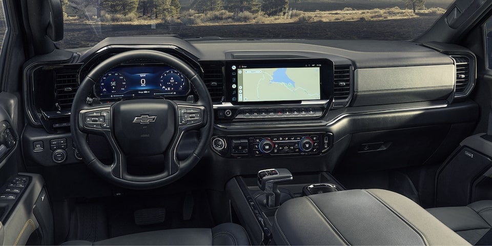 Vue du volant et du tableau de bord du pick-up Chevrolet Silverado LD 2025.