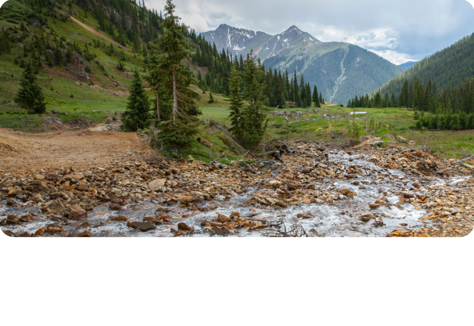 Magnifique paysage comme arrière-plan pour le Chevrolet Silverado LD Trail Boss 2025.