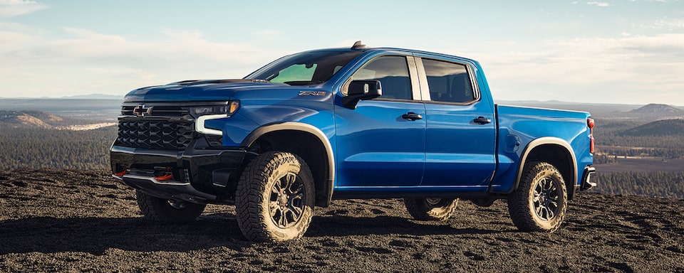 Chevrolet Silverado LD 2025 en conduite dans un désert.