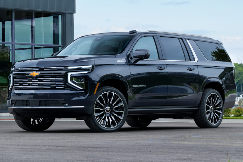 Front Three-Quarters View of the 2025 Chevrolet Suburban SUV