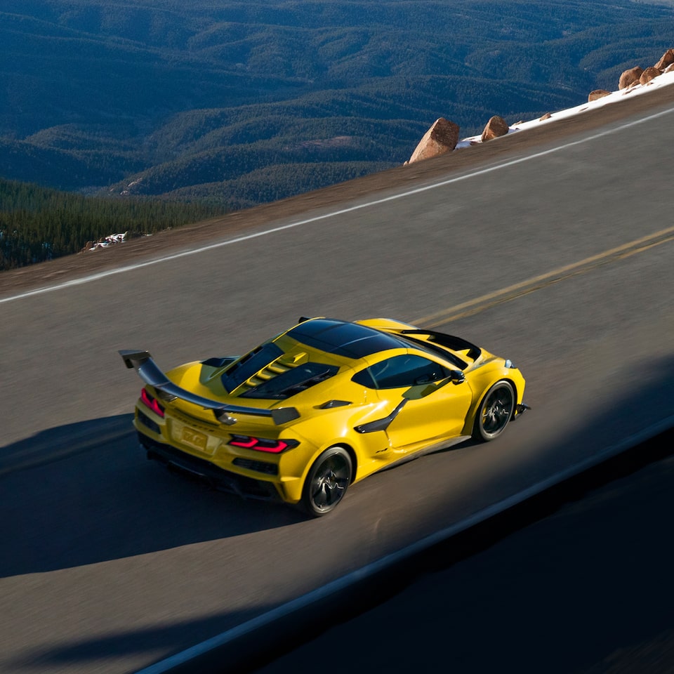 Vue aérienne de la Chevrolet Corvette ZR1 2025 en mouvement seule par un jour ensoleillé.