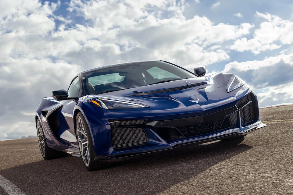 Vue latérale de la Chevrolet Corvette ZR1 2025 stationnée à l’extérieur.