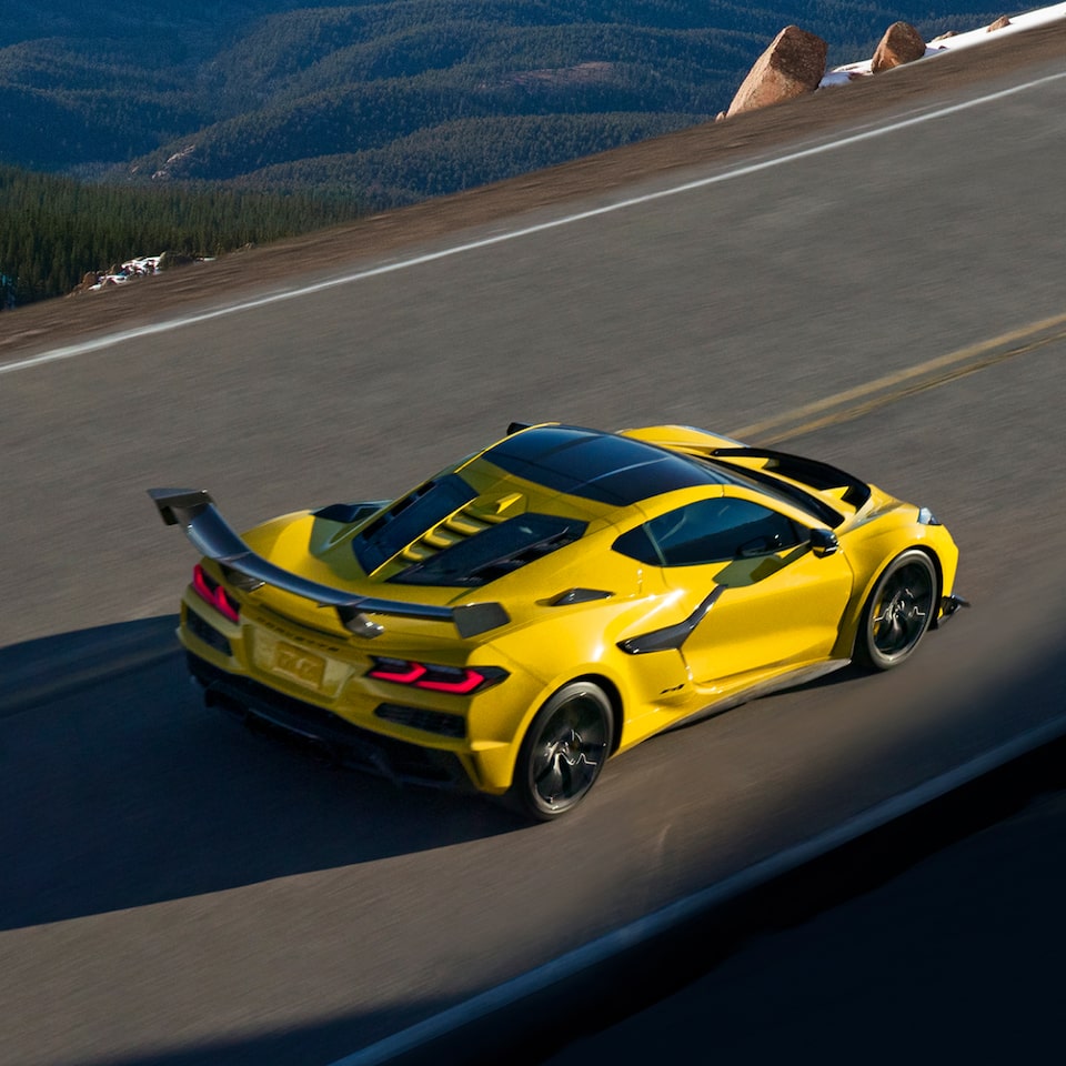 Vue aérienne de la Chevrolet Corvette ZR1 2025 en mouvement sur la route.